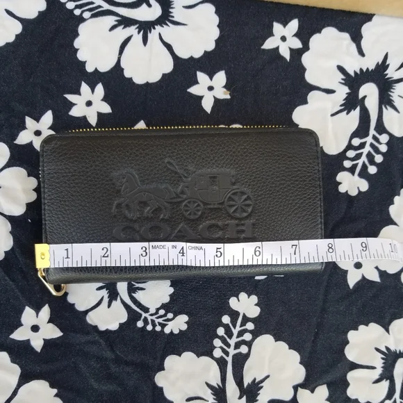 Rare Coach Black Pebbled Leather Wallet With Red Interior - Picture 9 of 13